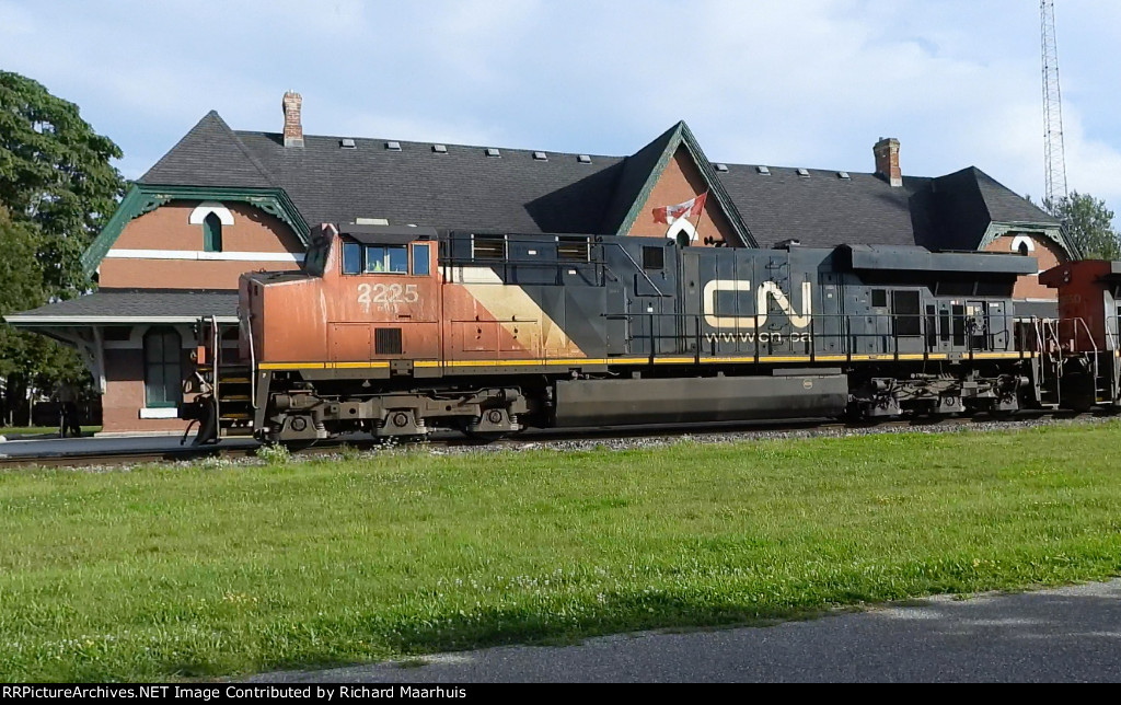 CN 2225